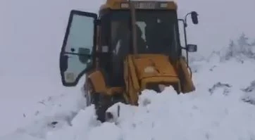 Pas reshjeve të dëborës, hapet rruga drejt Bjeshkës së Javorrit, shpëtohen personat që u bllokuan dje në stan