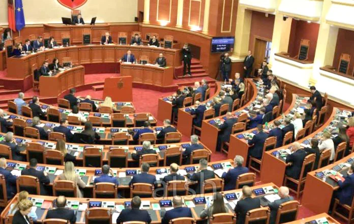 PD dhe PS bashkojnë votat, Kuvendi miraton ngritjen e komisioneve për Reformën Zgjedhore dhe Territoriale, partitë…