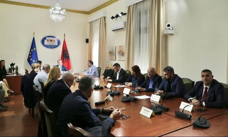PD kërkon barazinë në komisionin e Administratives dhe Territoriales, propozon lënien jashtë të partisë së Tom Doshit