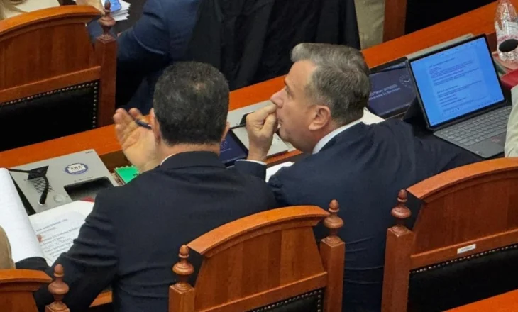 PD kërkon shkarkimin e tij, Peleshi ‘braktis’ drejtimin e Kuvendit, ulet pranë Ballës