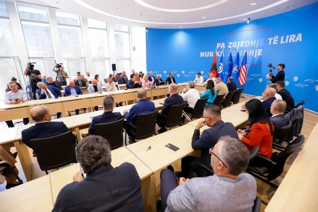 PD thërret mbledhje urgjente nesër me deputetët pas refuzimit të komisioneve hetimore