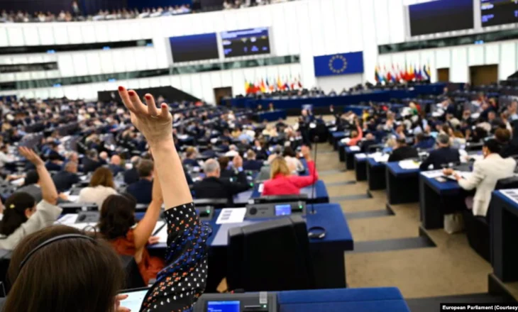 PE miraton rezolutë për ‘polarizimin dhe rritjen e represionit në Serbi’