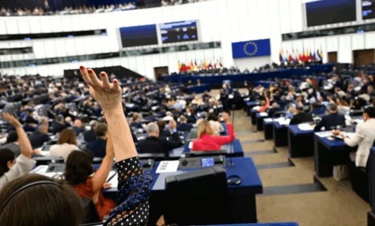 PE miraton rezolutë për “polarizimin dhe rritjen e represionit në Serbi”