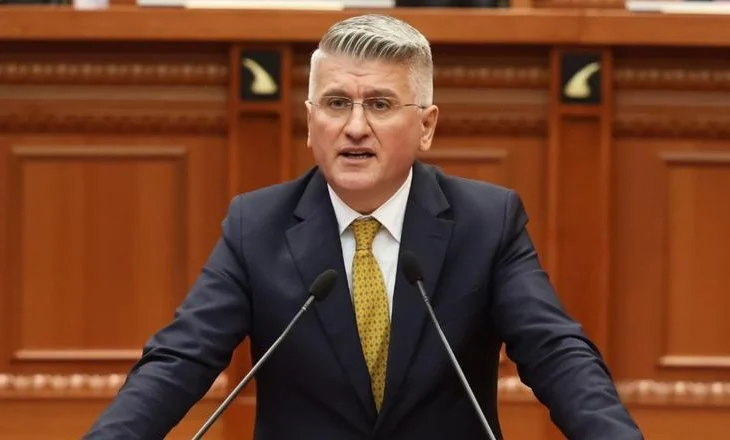 “Peleshi, sillet si ushtar i bindur”/ Seanca plenare, reagon ashpër deputeti: E paprecedentë dhe shqetësuese