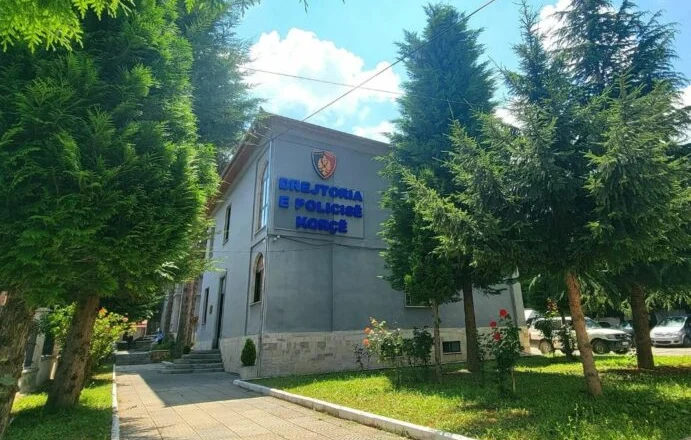 Përdhunoi një vajzë të mitur, policia arreston 16-vjeçarin në Korçë