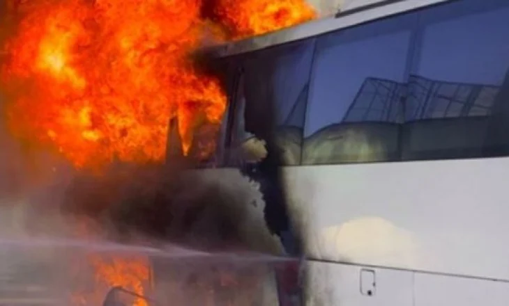 Përfshihet nga flakët autobusi në Kukës, dyshohet zjarrvënie e qëllimshme