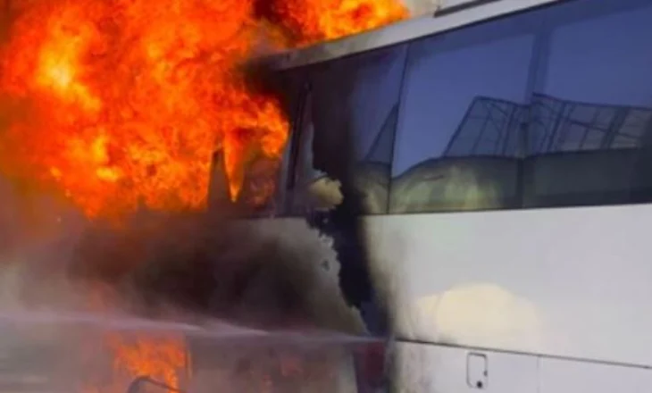 Përfshihet nga flakët, autobusi në Kukës/ Raportohet se ngjarja ka ndodhur gjatë natës, dyshohet se…