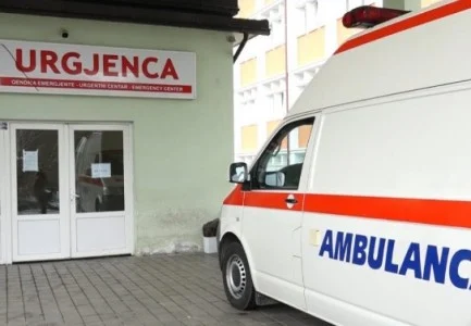 Përfshihet nga flakët banesa/ Vdes nëna, plagosen dy fëmijët, transportohen me urgjencë në spital