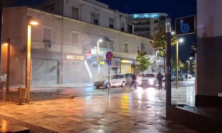 Përfshihet nga flakët një makinë në Durrës, zjarrfikësit mbërrijnë në vendngjarje për të shuar zjarrin