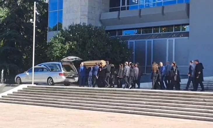 Përfundojnë homazhet për gjyqtarin Astrit Kalaja, arkëmorti niset drejt Shkodrës
