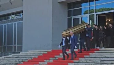 Përfundojnë homazhet, përcillet për në Shkodër arkëmorti i gjyqtarit Astrit Kalaja