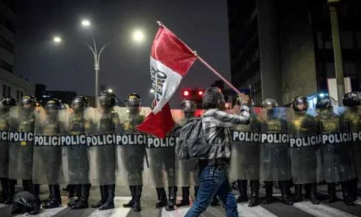 Përleshje jashtë Kongresit/ 75 të plagosur në protestën në Peru, presidenti: Kaosi u shkaktua nga persona të infiltruar