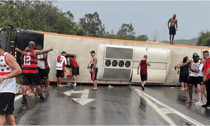 Përmbyset autobusi i tifozëve të Flamengos, shmanget tragjedia. 46 të plagosur, 4 në gjendje të rëndë (video)