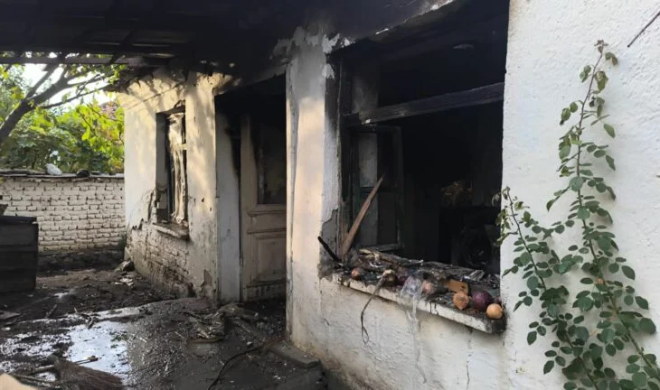 “Përpihet” nga flakët një tjetër banesë në Maliq, frikë dhe panik te banorët e lagjes