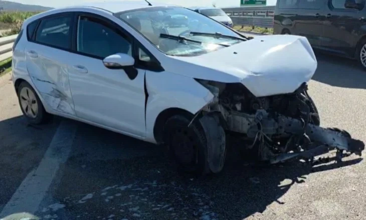 Përplasen dy automjete në bypassin e Fierit, plagoset pasagjerja