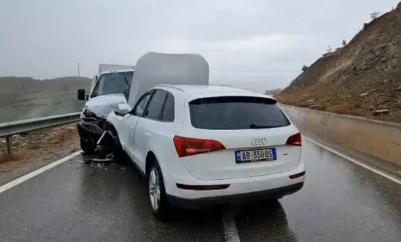 Përplasen dy makina në aksin Kukës-Krume, tre persona të plagosur