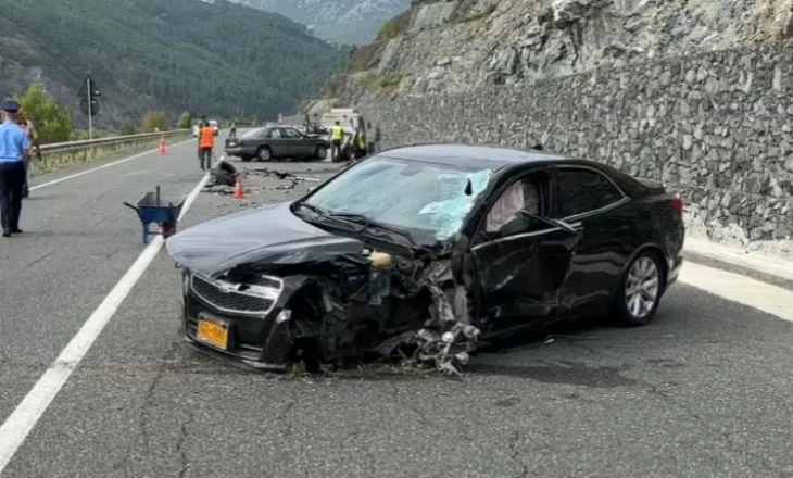 Përplaset makina në Rrugën e Kombit, shoferi dërgohet drejt spitalit  në gjendje të rëndë