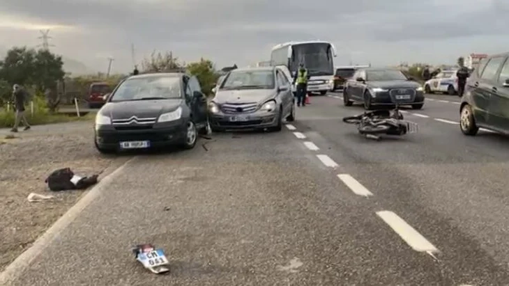 Përplasje e trefishtë në superstradën Lezhë–Milot, ndërron jetë drejtuesi i motoçikletës