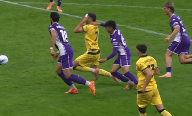 Pezullohen dy arbitrat, Rocchi e pranon hapur: Penalltia pro Milanit ndaj Fiorentinës nuk duhej akorduar