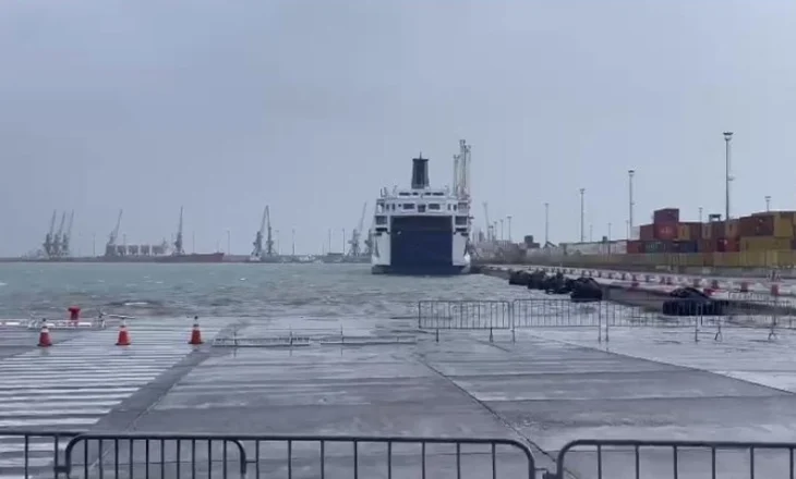 Pezullohet lundrimi i tragetit Durrës-Bari dhe anasjelltas