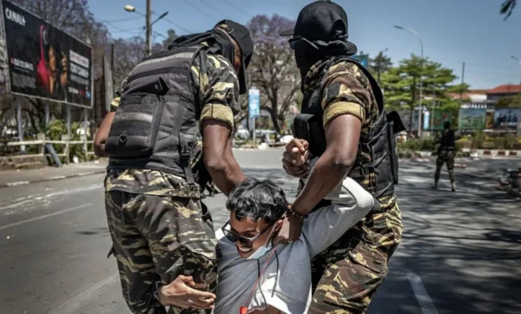 Plumba gome dhe gaz lotsjellës për të shpërndarë protestuesit në Madagaskar, të rinjtë kundër presidentit: Populli nuk nënshtrohet