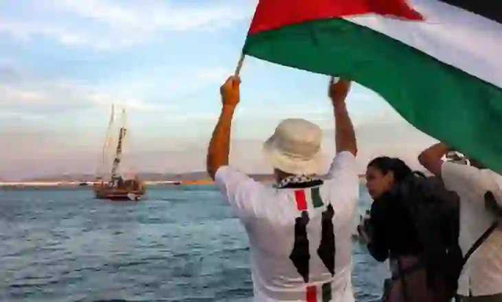Po shkonin drejt Gazës për të dërguar ndihma, flota ushtarake rrethon anijen humanitare të Greta Thunberg