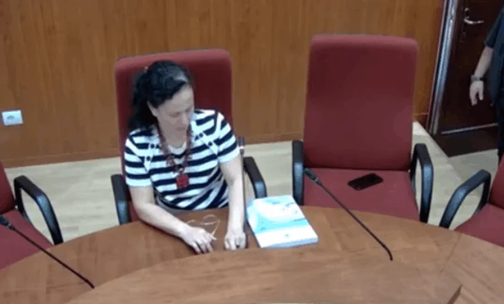 ‘Po vë syzet…dil’! Gjykata Kushtetuese bën prova para seancës së Erion Veliajt: A t’ia jap fjalën…është ‘ok’?