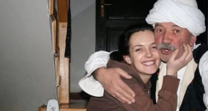 Poezia e Çun Lajçit për vajzën e ndjerë: Ke dashtë me mbetë e re…