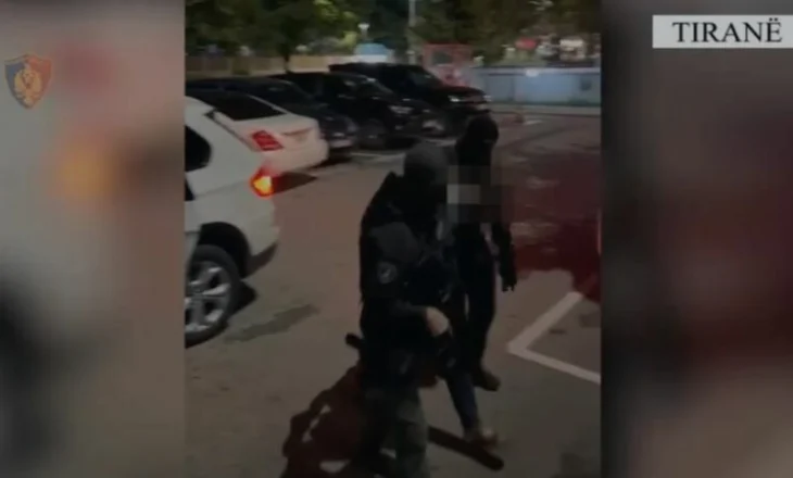 “Policia duart lart, mos lëviz!”/ Momenti i arrestimit të autorit të vrasjes së 41-vjeçarit në Babrru! Detajet.. (EMRI/ VIDEO)