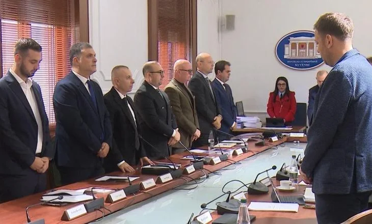 Politika bëhet bashkë, mban 1 minutë heshtje në komisione parlamentare për vrasjen e gjyqtarit Astrit Kalaja