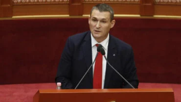 Politika dhe krimi në fokus/ Dumani në Kuvend: 33 zyrtarë të lartë nën hetim, pritet të kemi…