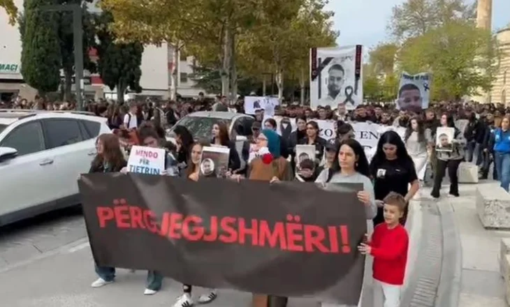 ‘Porche’ e përplasi për vdekje teksa po kthehej nga puna, familjarë e qytetarë marshim në Vlorë: Drejtësi për Leandron!