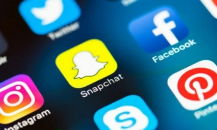 Postoi foto të një personi dhe familjarëve të tij, 19-vjeçarja nga Durrësi shpallet në kërkim