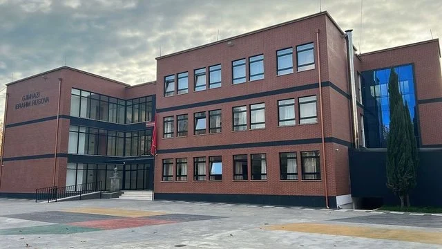 Prag tragjedie në Kamëz, sherr masiv me thika mes gjimnazistëve, raportohet për të plagosur