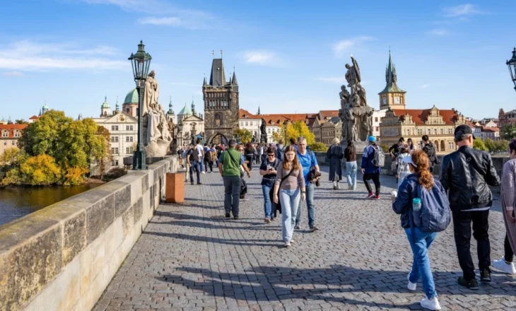 Praga i jep fund skuterëve elektrikë, qyteti synon rrugë më të sigurta për këmbësorët