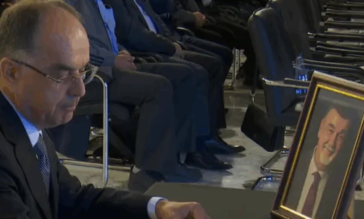 Presidenti Begaj në homazhe, nderon gjyqtarin Astrit Kalaja