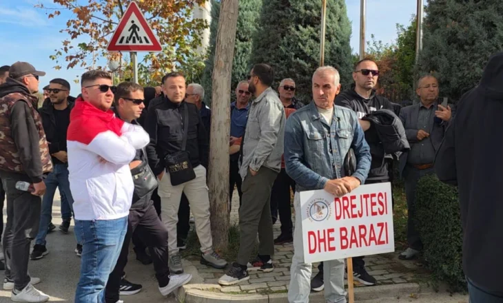 Protesta e naftëtarëve përpara “Bankers” në ditën e 16-të të grevës: Ju nuk e miratoni këtë vendburim