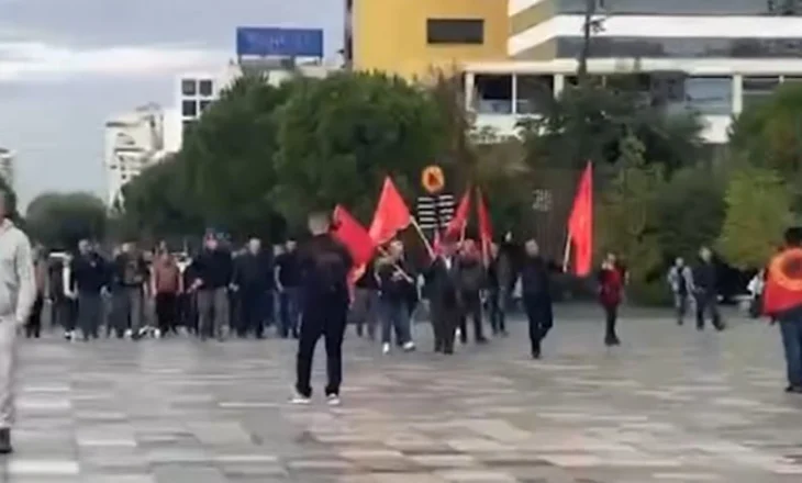 Protesta për UÇK/ “Hashim Thaçi”, qytetarët brohorasin emrin e ish-presidentit të Kosovës në Tiranë (Video)