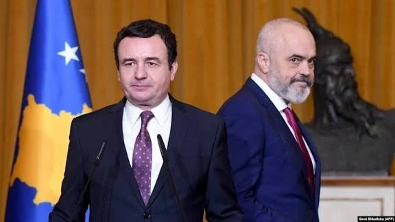 Protesta për UÇK, Kurti sulmon Ramën: Erdhi me helikopter për të bindur palët të themelohej gjykata. Trego pendesë