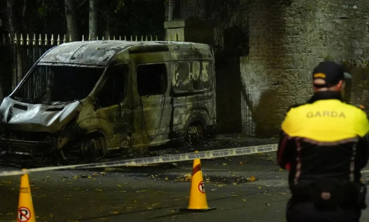 Protestat e dhunshme në Dublin/ Digjet fugoni i policisë, një efektiv i plagosur
