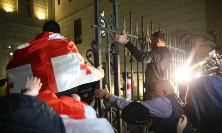 Protestat në Gjeorgji, Berisha shpërndan pamjet: Opozitarët gjeorgjianë pushtojnë pallatin e presidentit kukull të diktatorit!