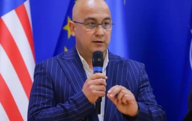 “Protestë e sforcuar nga ana e PS”/ Genocidi serb, reagon deputeti: Është antikombëtarizëm nga ana e Ramës