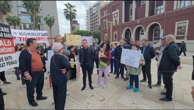 Protestë në Durrës/ Banorët e qendrës historike kundër shpronësimeve dhe shembjes së banesave