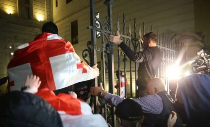 Protestuesit sulmojnë pallatin presidencial, përplasje pas zgjedhjeve në Gjeorgji