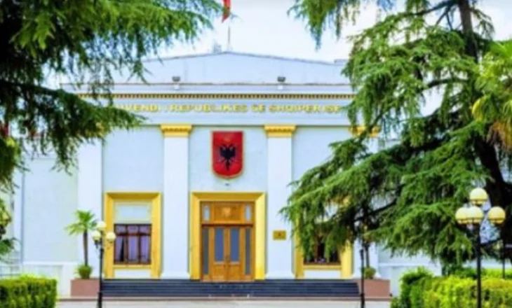 PS kundër “gjinisë së tretë”: Ka burrë dhe grua