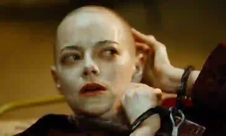 Pse Emma Stone e fshehu kokën e rruar për muaj të tërë për rolin e saj në “Bugonia”?