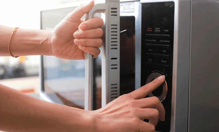 Pse nuk duhet ta ngrohni ushqimin për fëmijë në mikrovalë?