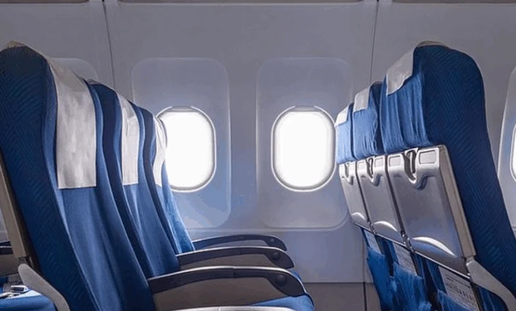 Pse nuk duhet të uleni kurrë në fund të një avioni