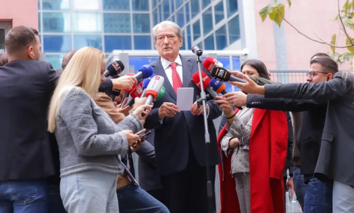 Publikoi në qeli foton e Vangjush Dakos, por më pas e fshiu/ Berisha: Nuk merrem me intimitete