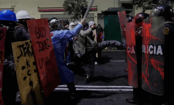 Punëtorët e transportit protestojnë pas vrasjes së shoferit në Peru